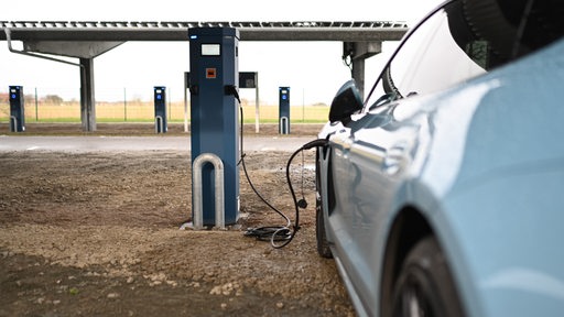 Ein Auto lädt an einer Ladesäule in Niedersachsens größtem Ladepark für Elektro-PKW. Die AG Reederei Norden-Frisia hat auf ihrem Inselparker-Parkplatz P2 in Norden/Norddeich einen Ladepark mit 264 Ladestationen für Elektro-Fahrzeuge installiert. Für die nachhaltige Energieversorgung wurden rund 600 Parkplätze mit Solardächern ausgestattet.