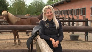 Die Reiterin Tilja Thordarson mit ihrem Pferd