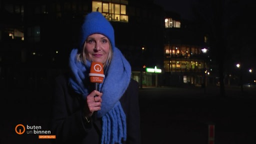 Die Moderatorin Janna Betten vor dem Weserstadion