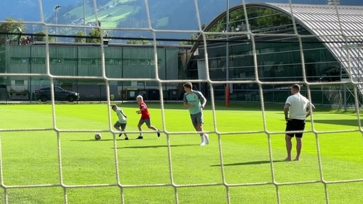 Der Jugendtrainer Dennis Ramonn besucht den Werder Bremen Spieler Jens Stage in seinem Trainingslager.