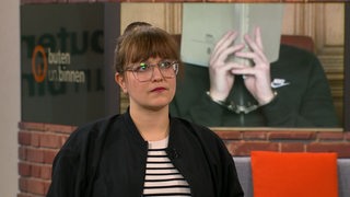 Die Reporterin Johanne Bischoff im buten un binnen Studio. 