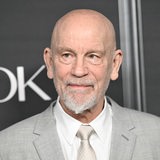 John Malkovich schaut bei einer Premierenfeier in die Kamera. 