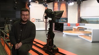 Der Journalist Skenderis Orestis  im buten un binnen Studio. 