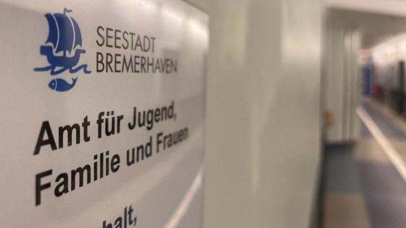 Auf einem Schild an einer Wand in einem FLur steht Amt für Jugend.