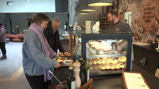 Der Chefkoch Michale Karge bereitet in seiner Jugendherberge essen zu.