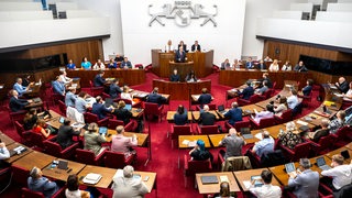 Mitglieder der Bremischen Bürgerschaft nehmen an einer Plenarsitzung teil.