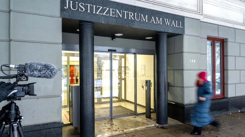 Der Eingang des Justizzentrums am Wall, in dem auch das Verwaltungsgericht Bremen untergebracht ist.