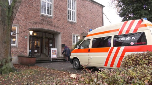 Der sogenannte Kältebus steht vor dem Gemeindehaus der Pauli Gemeinde