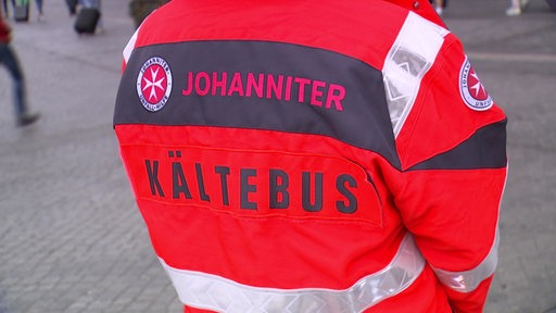 Zu sehen ist eine Jacke der Johanniter, auf welcher Kältebus steht.