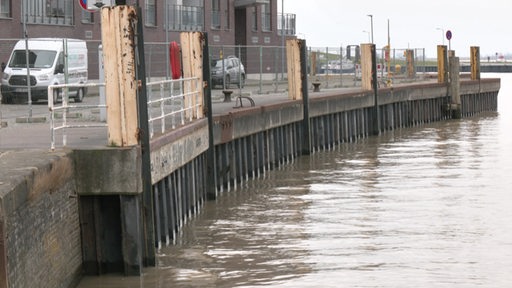 Der Zustand der Kajen in Bremerhaven. 