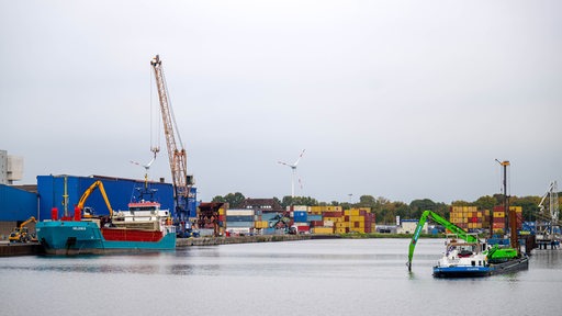 Übersicht über die Hafenanlagen im Kalihafen, ein Areal im Industriehafen von Bremen. 