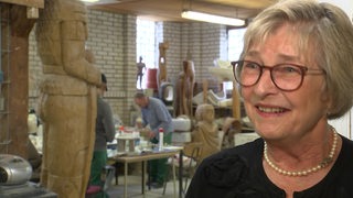 Karin Hollweg in einer Bildhauerwerkstatt im Gefängnis Oslebshausen.