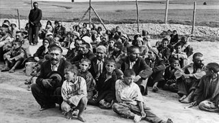 Eine Gruppe von Sinti und Roma im Konzentrationslager Belzec (um 1942)