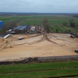 Eine Baustelle ist auf einem Feld zu sehen