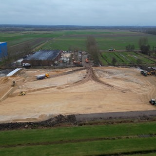 Eine Baustelle ist auf einem Feld zu sehen