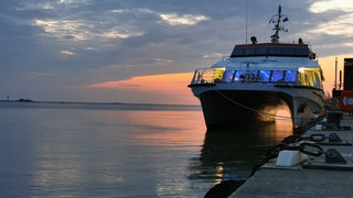 Der Katamaran "Nordlicht 1" liegt an der Seebäderkaje in Bremerhaven