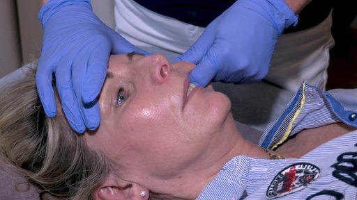 Physiotherapeutin Bianka Jakobs behandelt eine CMD-Patientin