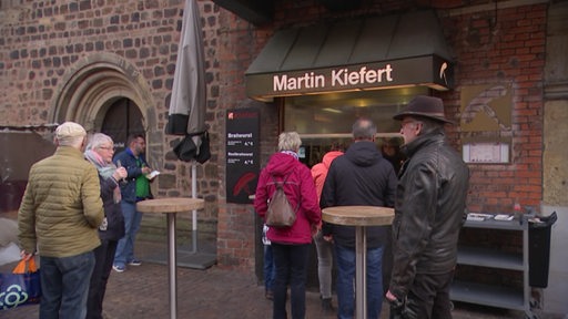 Menschen vor dem Martin-Kiefert-Imbiss.