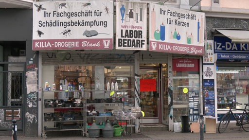 Die Schaufenster der Kilia Drogerie am Steintor.