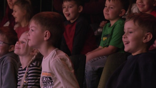 Kinder bei der Theaterpremiere die Stückes "Schluss jetzt!".