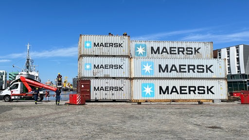 Im Schaufenster Fischereihafen in Bremerhaven werden Container aufeinandergestapelt. 