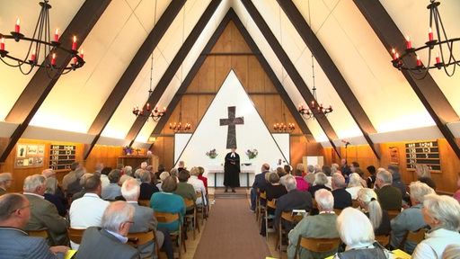 Ein Gottesdienst in der Holzkirche in Schönebeck.