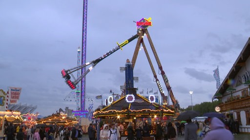 Es ist ein leuchtenes Fahrgeschäft auf dem Bremer Freimarkt zu sehen.