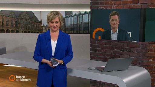 Kirsten Rademacher im Studio von buten un binnen, im Hintergrund Felix Krömer in der Bürgerschaft.