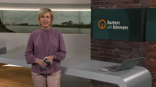 Kirsten Radamacher steht im butenunbinnen Studio und moderiert. 