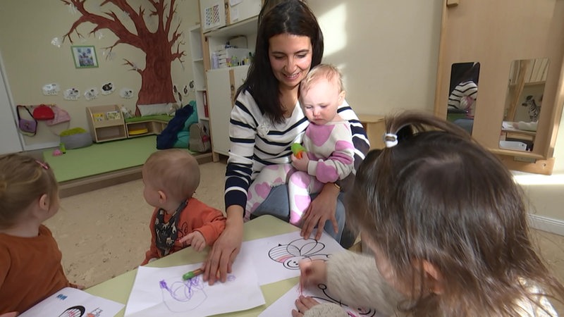 Kinder beim Malen in einer Kita