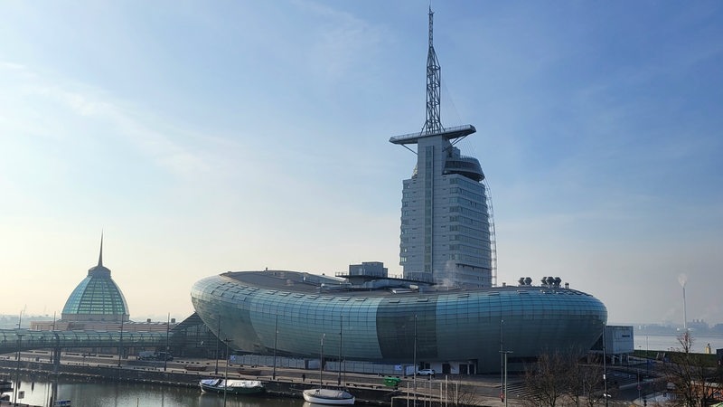 Blick auf das Klimahaus in Bremerhaven. Im Hintergrund ist das Sail City Hotel zu sehen.