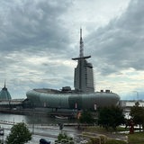 Das Bremerhavener Klimahaus bei Regen.