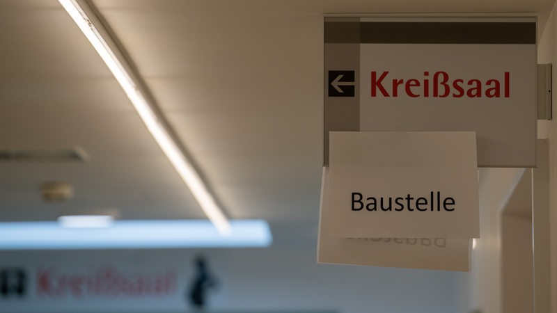 In einer Klinik weist ein Schild den Kreißsaal als Baustelle aus (Symbolbild)