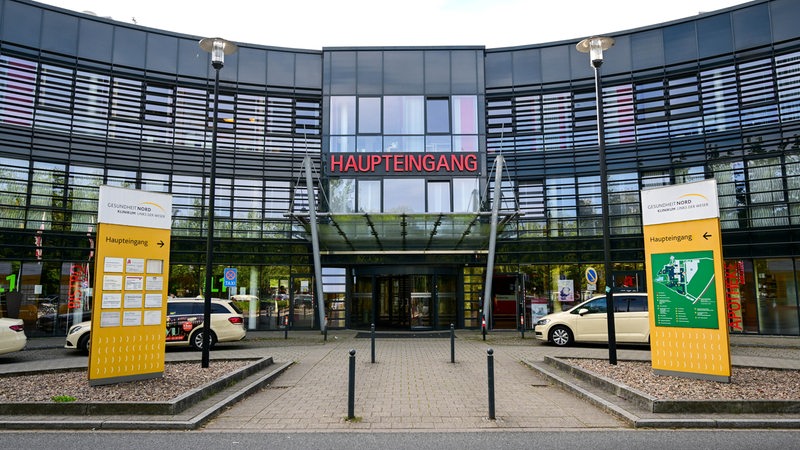 Haupteingang des Klinikums Links der Weser
