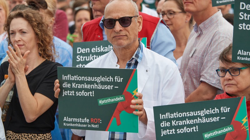  Angestellte und Mitarbeitende verschiedener Krankenäuser bei einer zentralen Kundgebung in Berlin 2022 (Archivbild). 