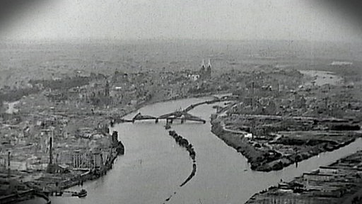 Eine Archivaufnahme aus der Luft zeigt die Stadt Bremen nach Kriegsende
