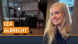 Zu sehen ist das Gesicht und der Titel "Felix Krömer fragt...Lea Albrecht".