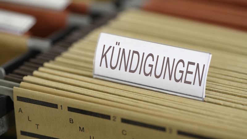 Auf einer Akte steht das Wort "Kündigungen".