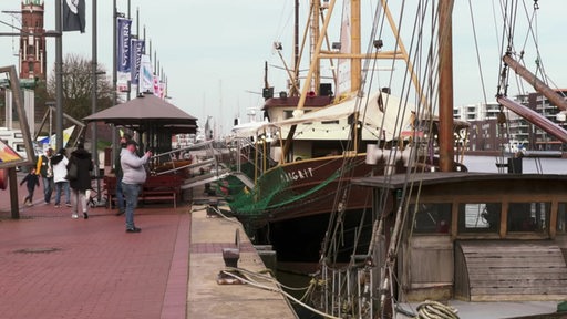 Die Hafenpromenaden von Wilhelmshaven an der Nordsee. 