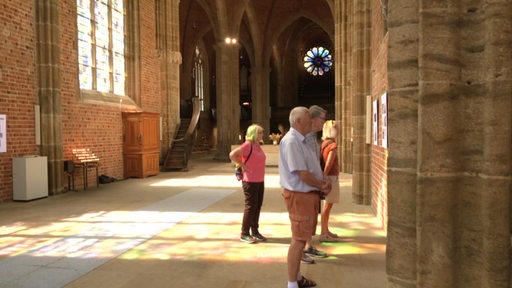 Bildausstellung in einer Kirche