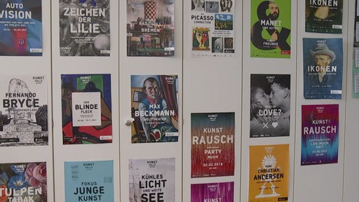 Die Poster der Ausstellungen der Kunsthalle Bremen an einer Wand. 