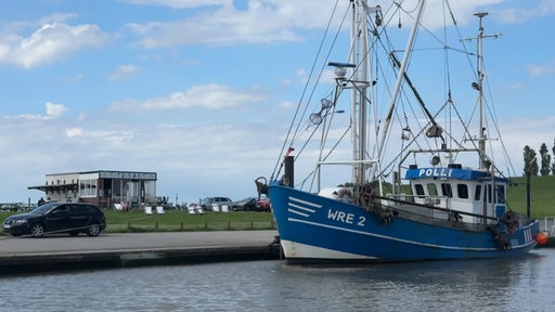 Ein Kutter im Hafen.