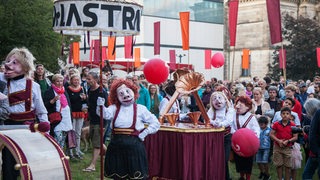 Akrobatik und Kunst bei dem Straßenfestival LA STRADA in Bremen