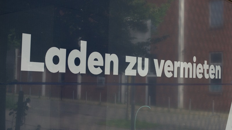 Schriftzug "Laden zu vermieten" in einem Schaufenster