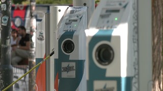 Zwei nebeneinander stehende Ladesäulen für Elektroautos.