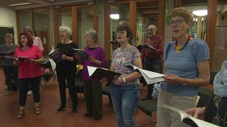 Mitglieder des Laienchor beim Singen.