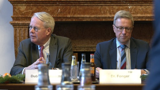 Zwei Männer während der Landespressekonferenz der Handelskammer Bremen