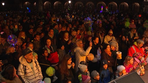 Die Menschenmenge beim Bremen Vier Lichtermeer Laternenumzug. 