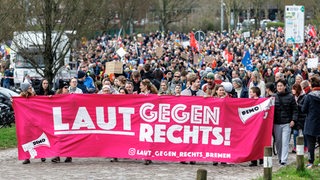 Die Demonstration "Laut gegen rechts" startet hinter einem Transparent mit der Aufschrift "Laut Gegen Rechts" zu ihrem Zug vom Weserstadion in die Innenstadt.