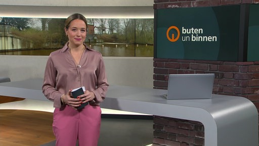 Lea Reinhard steht im Studio von buten un binnen.